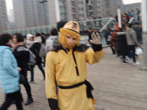 路边各色猴王候着,这位眼神超邪恶